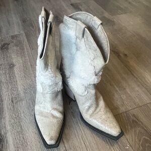 EUC, Alexander McQueen Women Cowboy Boots.Size 9.5/10.Off white leather fur.